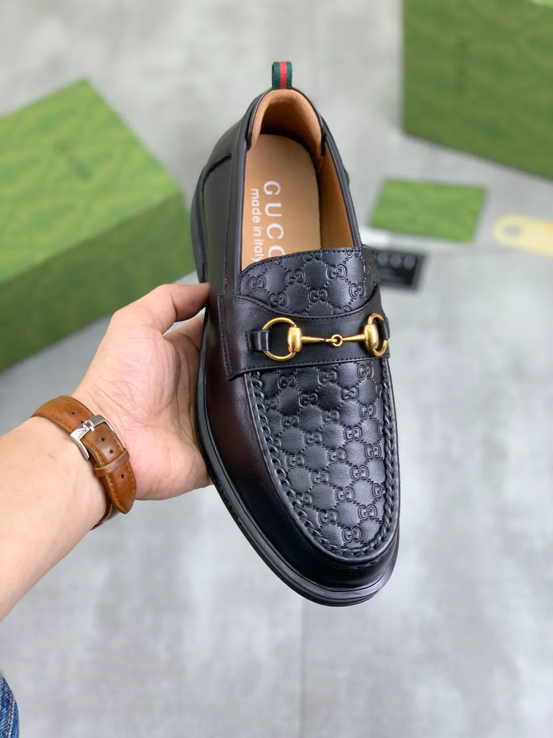 Men's shoes💰P500💰【New model, soft and comfortable Gucci classic business leather shoes hot selection (Gucci) official website latest Gucci 🎁 business leather shoes, hot style 💥 simple and elegant style, exclusive for trendy men. Unique official website latest brand original double G embossed element 👑Gucci Original decoration, fashionable and generous, made of original calfskin ✅ fully imported first-layer pigskin lining, official website designated wear-resistant, rubber business outsole, real-life photos of classic models at the counter 🎬38-44 (customized for 45) 3⃣️ colors available